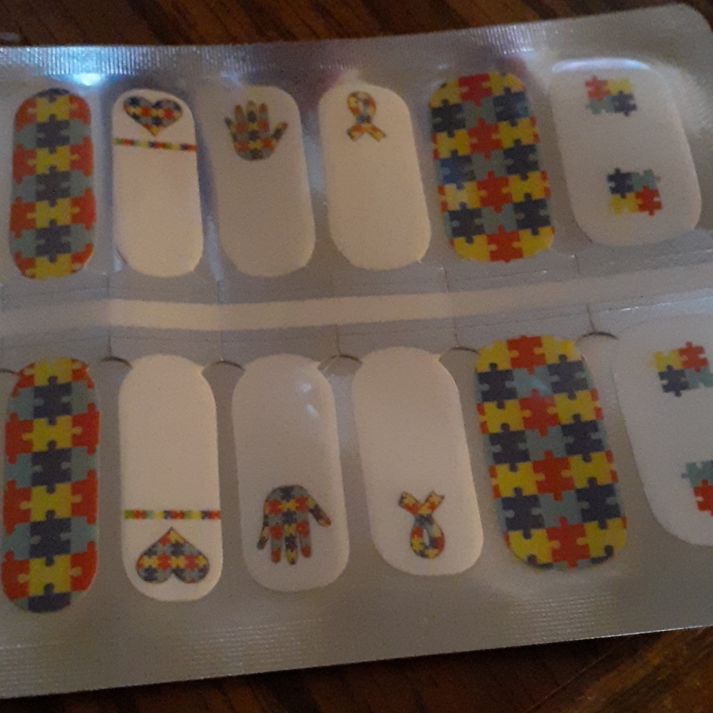 Uniting in autism (apple girl nails) brand new